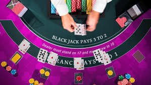 Dealer profesional Free Bet Blackjack di platform 5dewa dengan meja hijau dan kartu